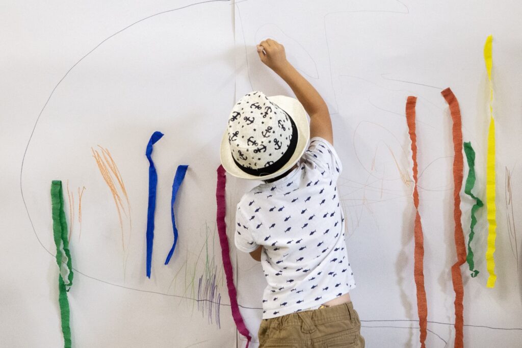 Rodinná výtvarná dílna k výstavám Centra současného umění DOX pro nejmenší.