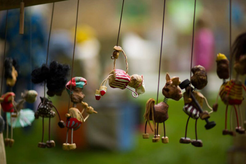 Interaktivní divadelní open-air herna pro rodiny a děti od 1,5 let.