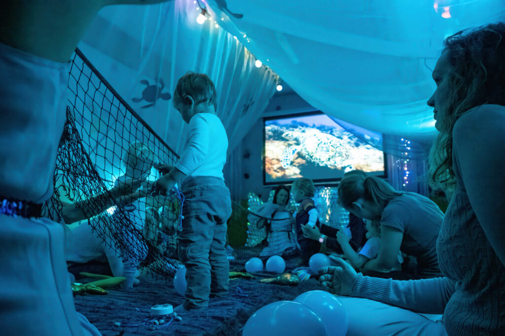 Multismyslové podmořské divadlo s prvky montessori a snoezelen představení pro miminka a batolata.